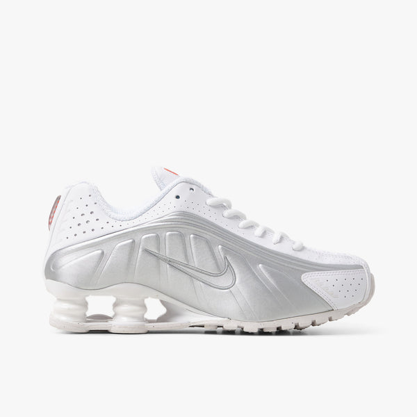 Nike Women s Shox R4 White White Metallic Silver Livestock