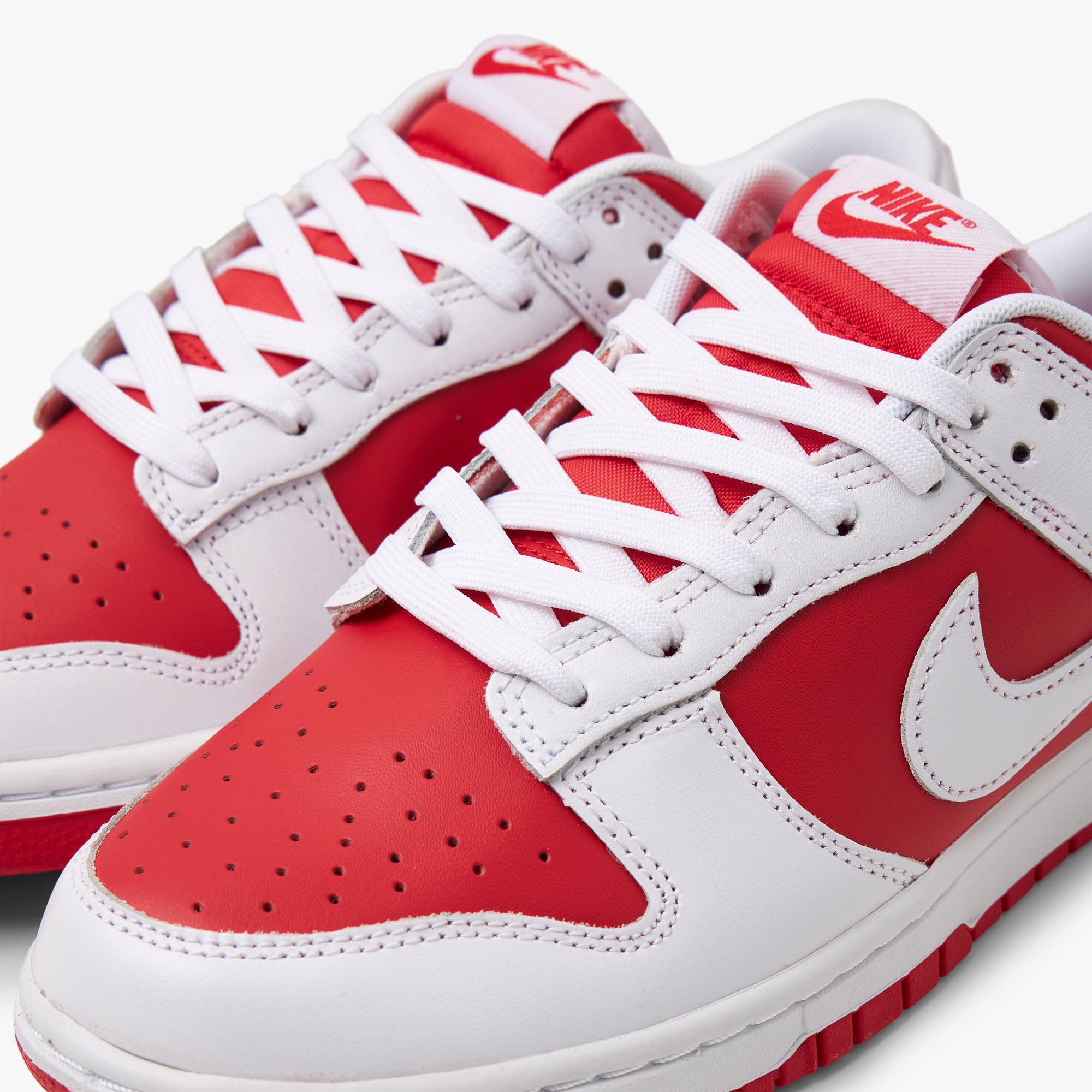 Nike dunks red white discount