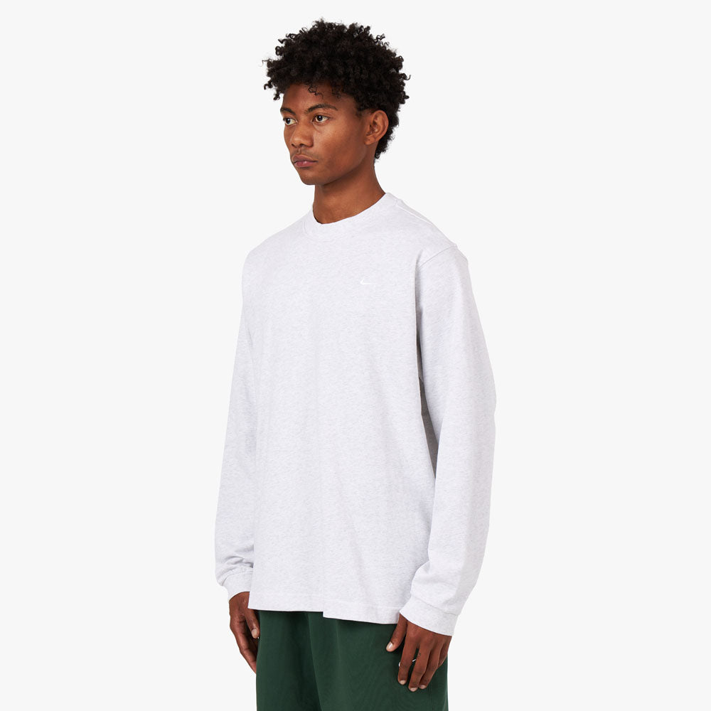 https://www.deadstock.ca/cdn/shop/files/DX0884-051_nike_solo_swoosh_longsleeve_top_birch_heather__white_B_1000x1000.jpg?v=1690561707