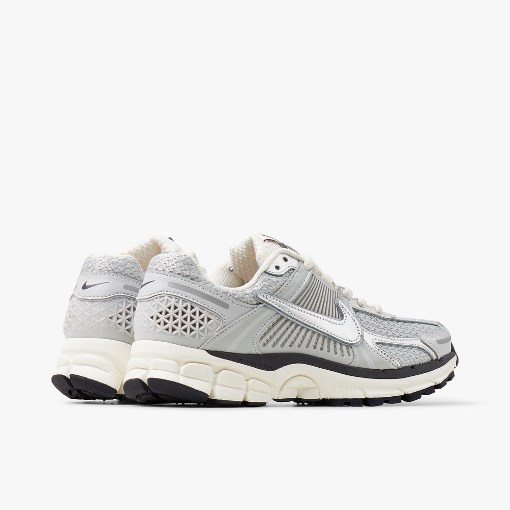 Nike Women s Zoom Vomero 5 Photon Dust Chrome Gridiron Livestock