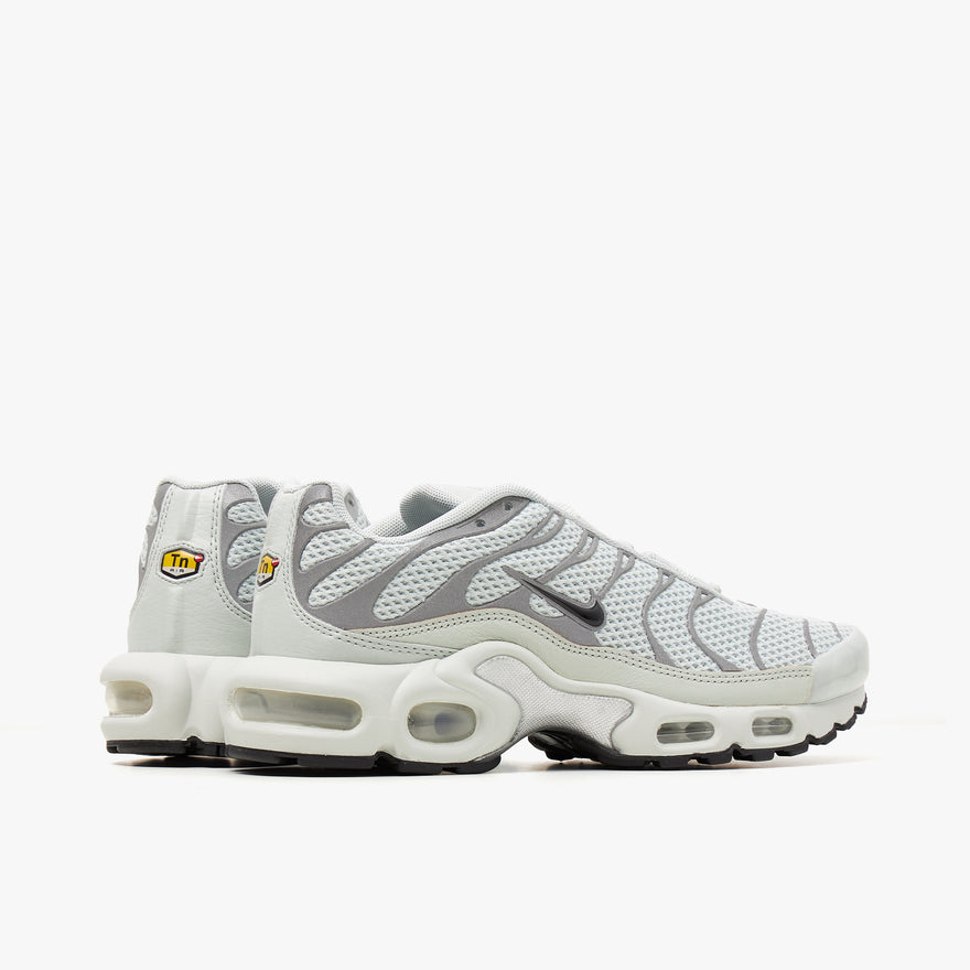 Nike Women s Air Max Plus Light Silver Black Chrome Livestock