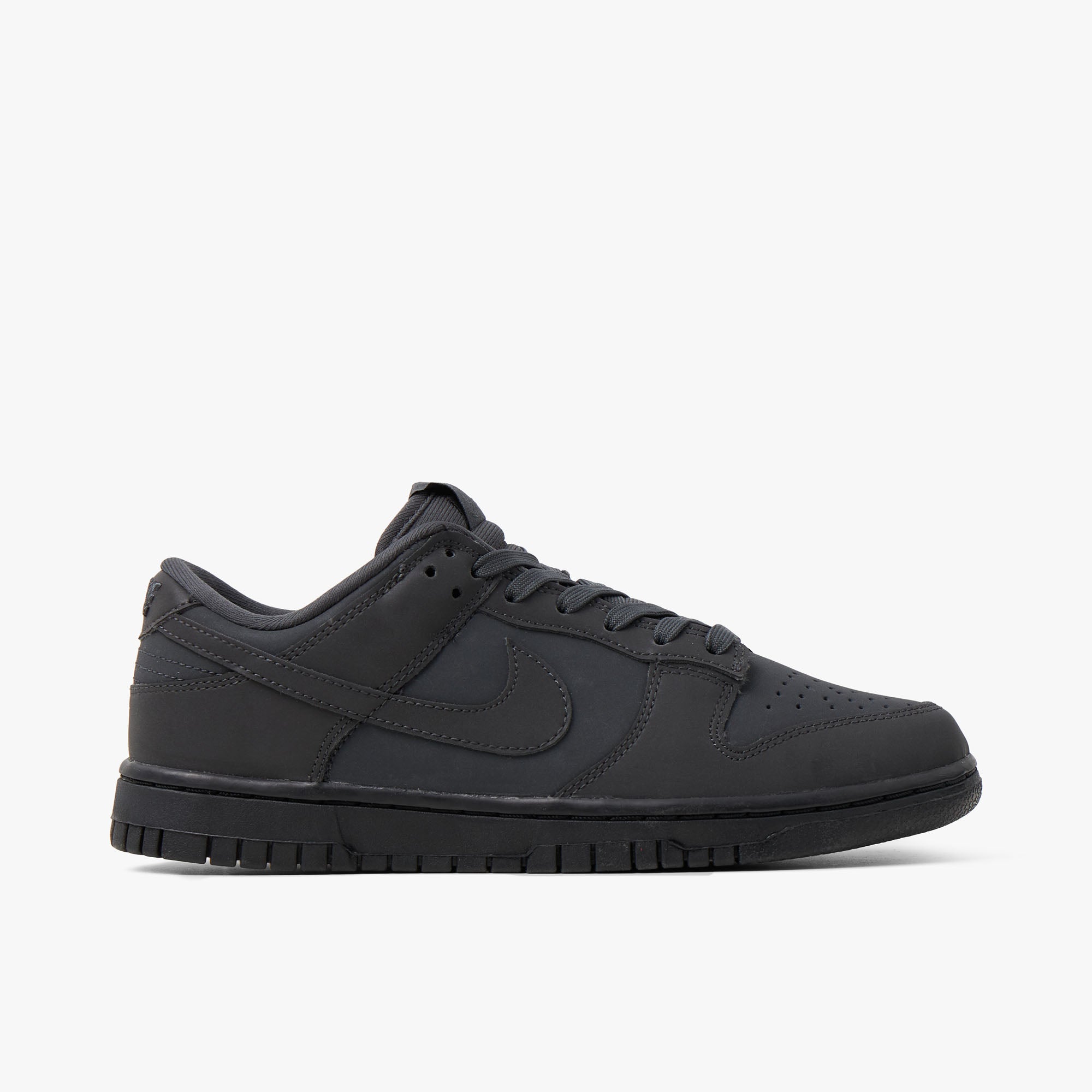 Nike low top black hotsell