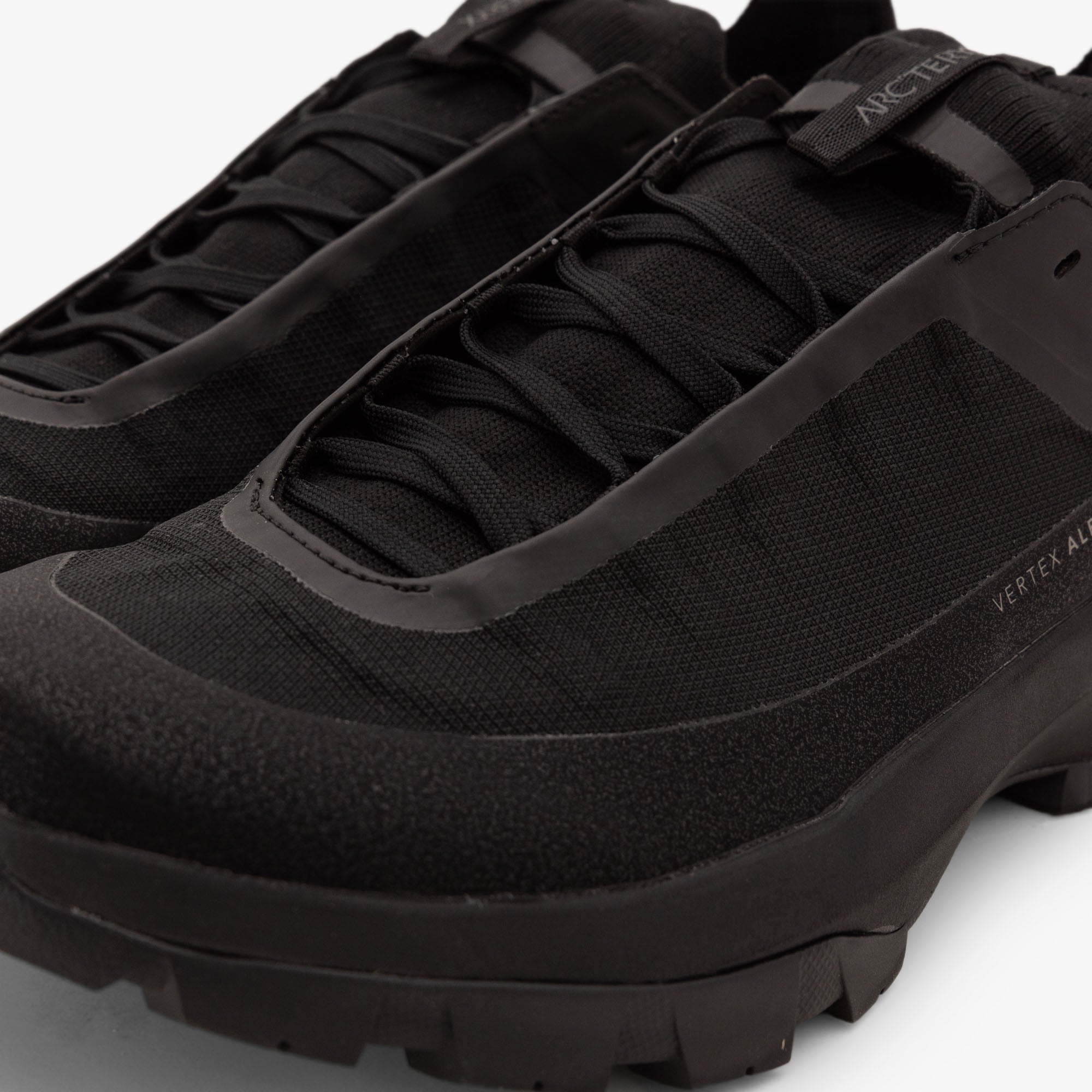 ネクストブラック　ヴェルティクス　NEXT BLACK 1/7 VERTEX Arc'teryx Vertex Alpine GORE-TEX / Black / Black – Livestock