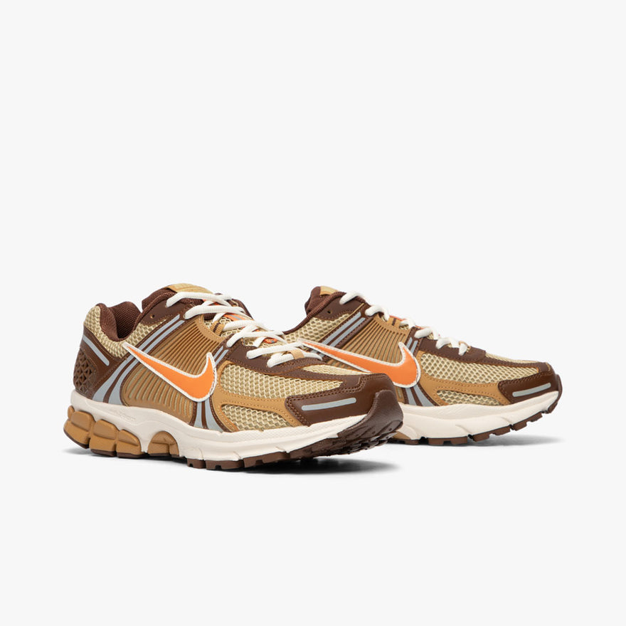 最新発見 ナイキ NIKE ズーム ウィート スニーカー 【 ZOOM VOMERO WHEAT GRASS CACAO WOW GOLD  SUEDECACAO 】 靴
